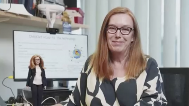 Científica Sarah Gilbert: Barbie homenajea a creadora de vacuna contra el COVID-19