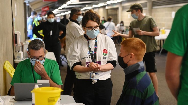 Reino Unido: Autoridades piden que vacunación a mayores de 16 años comience 