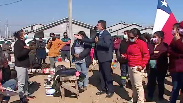 Serviu acusó toma ilegal: Alcalde entregó llaves de casas a familias que esperaban solución desde hace 4 años