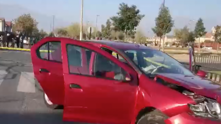 Sujeto robó un vehículo e intentó atropellar a carabinero durante su fuga: Fue detenido tras protagonizar choque