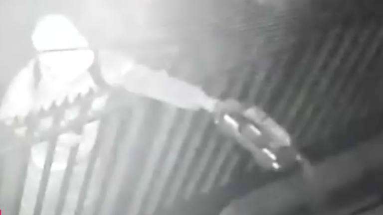 Víctima pide protección: Vecino le quemó su auto en el antejardín y sigue en libertad