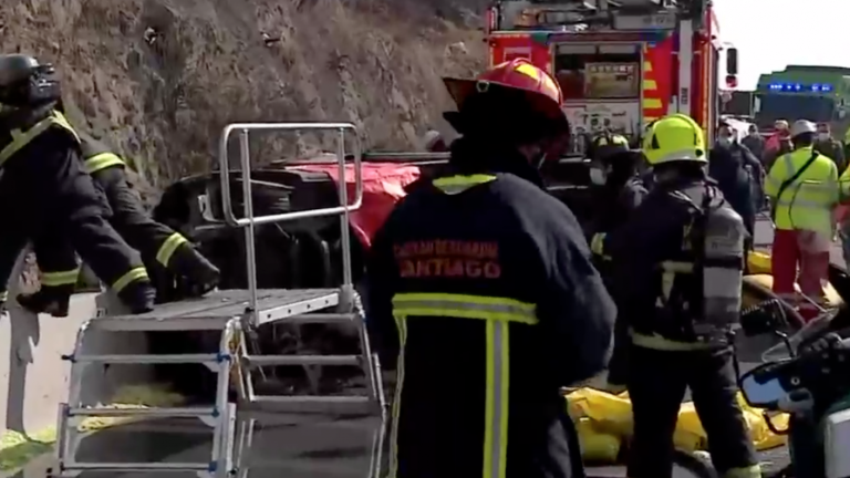 Volcamiento de camión: Dos personas murieron tras accidente vehicular que culminó con un incendio