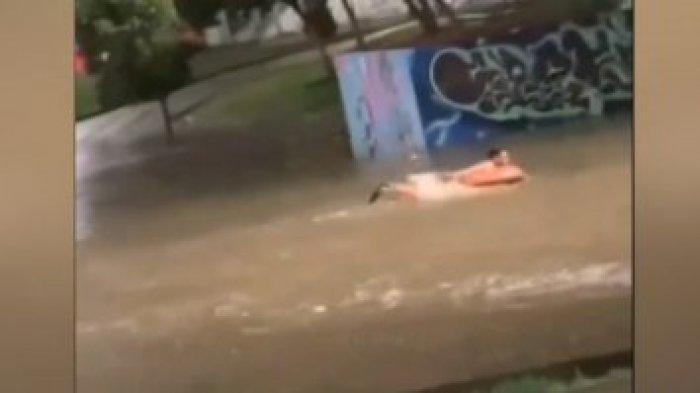 Insólito: Hombre fue grabado mientras nadaba bajo la lluvia en Rancagua