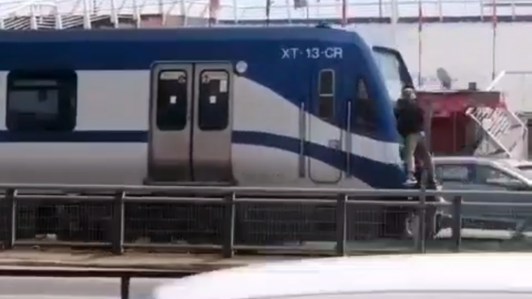 Dos sujetos viajaron colgados de un vagón del Metro de Valparaíso y fueron captados por testigos