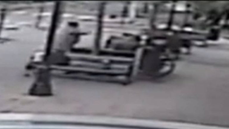 El brutal ataque de hombre en situación de calle: Golpeó a transeúnte con una pala en la cabeza