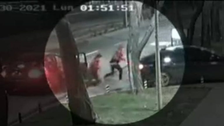 Impactante video: Conserje frustró portonazo en Las Condes