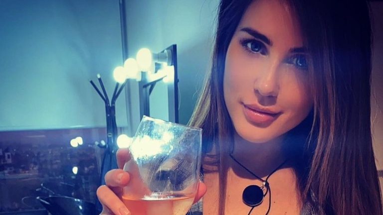 ¡Se ofendió! Fran Undurraga se defiende tras ofensivos mensajes por fotografía en ropa interior