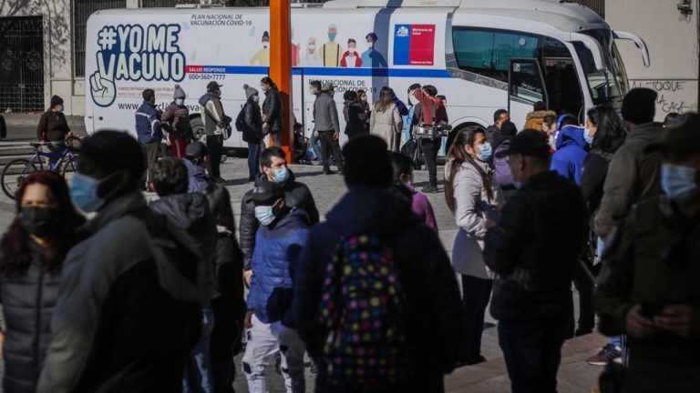 Resultó con fractura: Incidente en vacunatorio terminó con un herido en Pudahuel