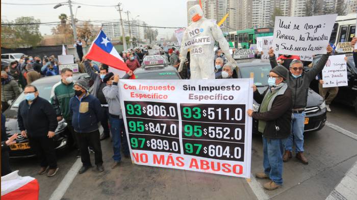 Piden eliminar impuesto al combustible: Colectiveros cortaron el tránsito en varios puntos de Santiago
