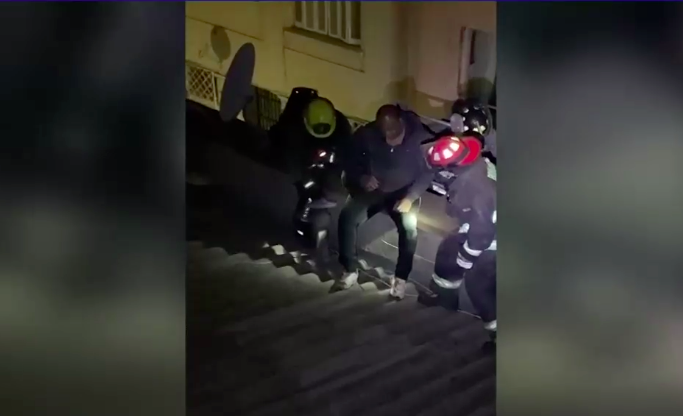 Detienen a sujeto que intentó huir por el techo tras ser acusado de femicidio frustrado en Santiago Centro