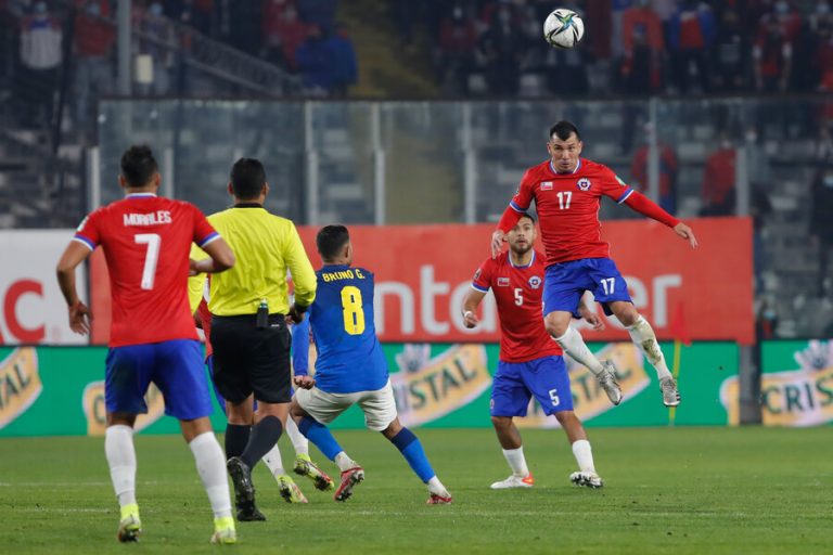 Medel mantiene el optimismo pese a derrota ante Brasil: “Lo único que no está permitido es bajar los brazos”