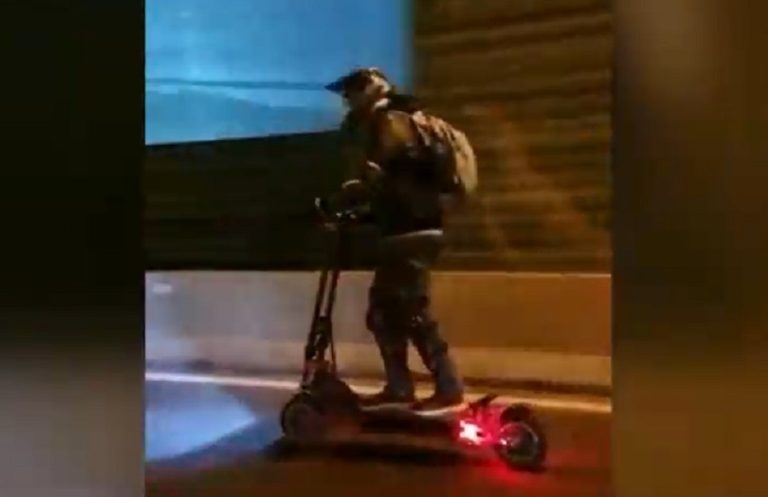 Conductor de scooter fue captado circulando a 100 kilómetros por hora en autopista