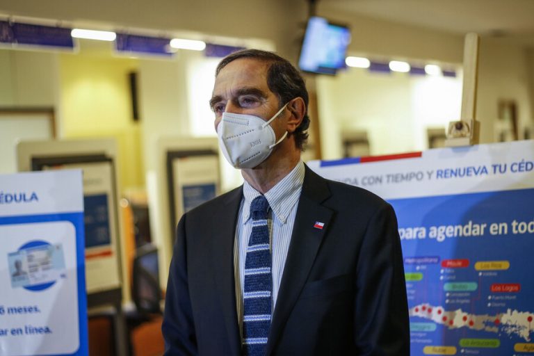 Presentan querella contra ministro Larraín por muertes de ex militares de Punta Peuco por COVID-19