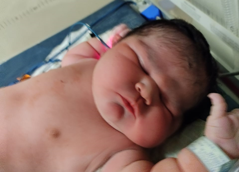 ¿Nuevo récord? Nació guagua de 6,3 kilos en Santiago: Toda la ropa que le compraron le quedó chica