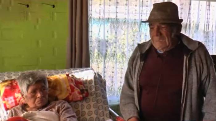 Al padre lo amenazó con un cuchillo: Adultos mayores acusan a hija de robarles su casa