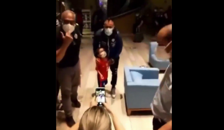 El cariñoso abrazo de Arturo Vidal a un niño que lo esperaba en Barranquilla