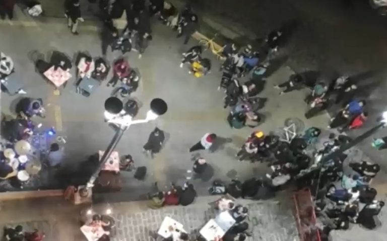 Fiestas callejeras en toque de queda tienen molestos a vecinos de Valparaíso