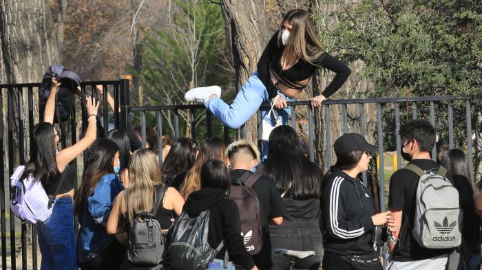 Joven PCR positivo asistió a fonda universitaria en Parque Intercomunal de La Reina