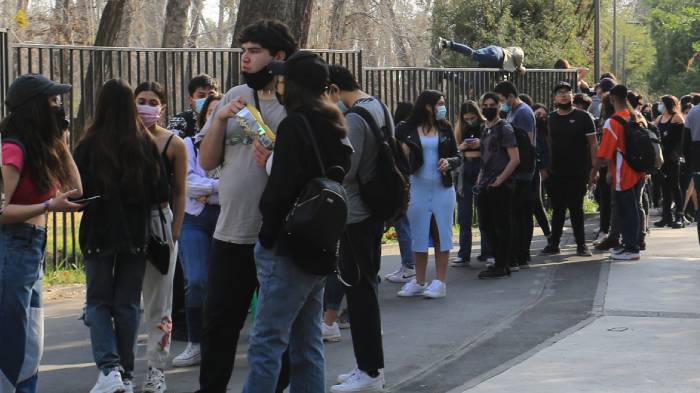 ¿Cuáles son los riesgos? Expertos hablaron sobre posible brote de coronavirus tras masiva fiesta universitaria