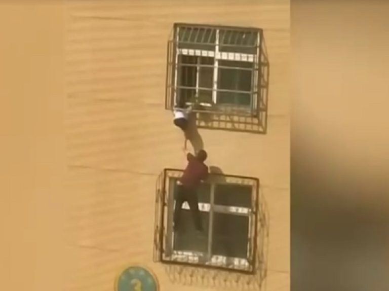 ¡Héroe anónimo! Hombre de 56 años escaló cuatro pisos para salvar a niño de fatal caída