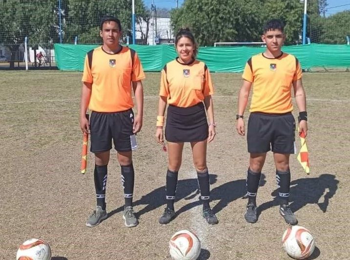 La mandó a lavar platos: Jugador es multado tras insultar a una árbitra en un partido de fútbol