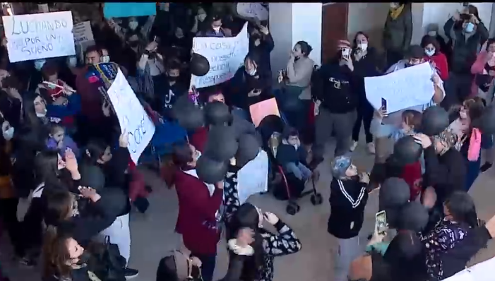 Llevan años esperando sus viviendas: Familias se tomaron la Municipalidad de Puente Alto exigiendo una respuesta