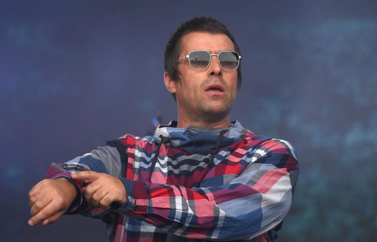 Liam Gallagher muestra cómo quedó su rostro tras sufrir accidente en helicóptero: 