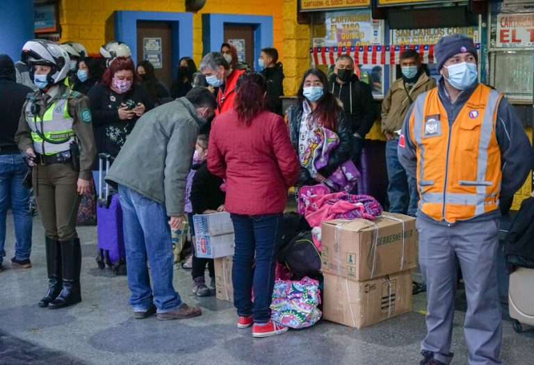 Un pasajero dio positivo: Buscan a personas que viajaron en bus desde Santiago a Curicó