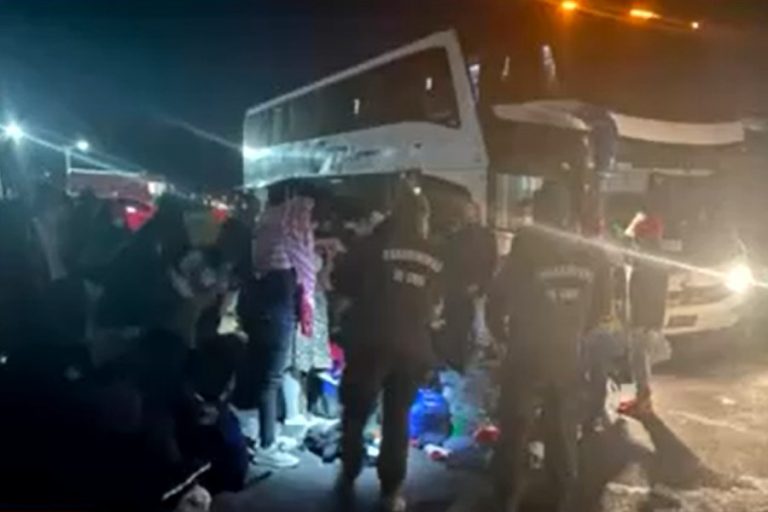 Detienen a conductor de bus que transportaba a migrantes irregulares en Colchane