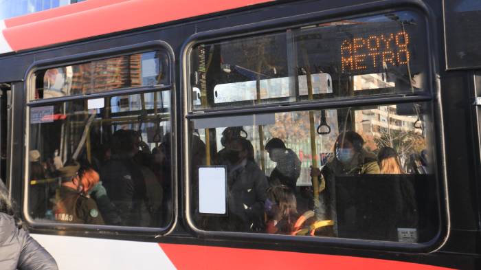 ¡Busque alternativas! Aglomeración en paraderos por suspensión en línea 1 del Metro de Santiago