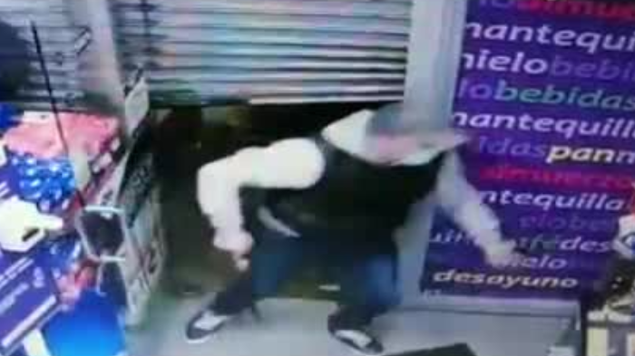 “Tragicómico”: Delincuentes quedan en panne tras asalto a local comercial en Ñuñoa