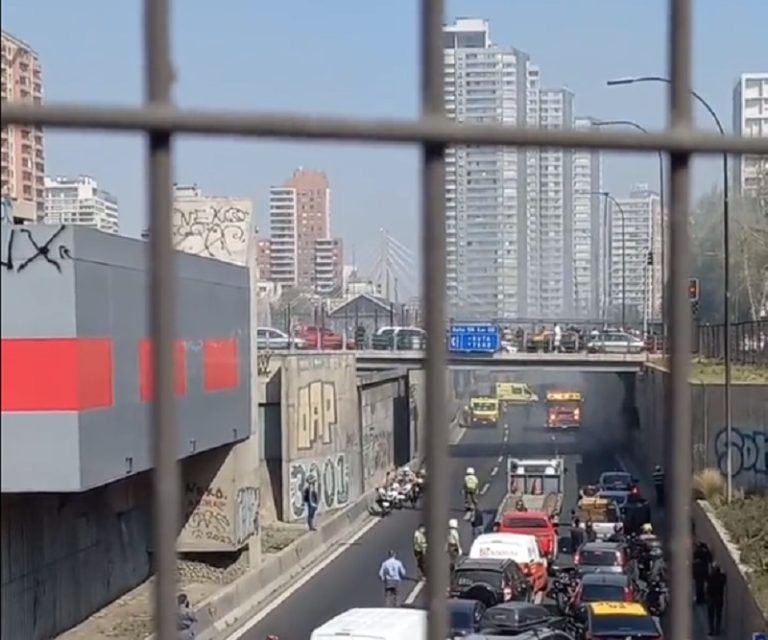 Vehículo incendiado en Autopista Central generó congestión vehicular en pleno centro de Santiago