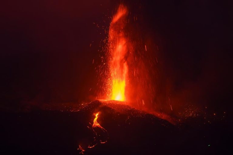 Lava del volcán de La Palma generará peligrosa reacción química una vez que alcance el océano