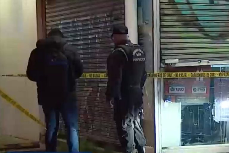 Delincuentes robaron en local comercial de Ñuñoa: Esto les ocurrió luego de que se activara la cortina de humo