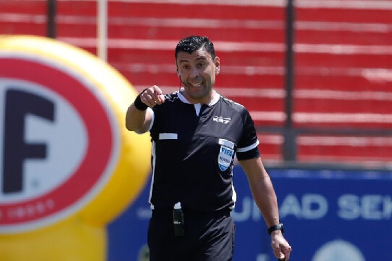 Ya hay árbitro: Roberto Tobar dirigirá el clásico entre Universidad de Chile y Colo Colo