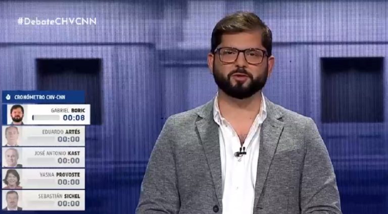 Gabriel Boric dio inicio al primer debate presidencial con guiño a la comunidad sorda