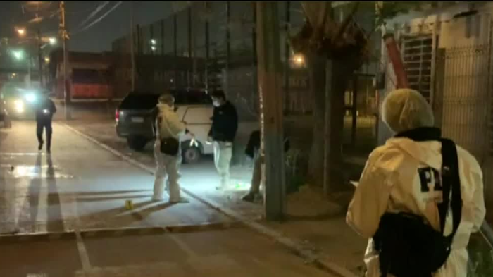 Recibió impacto en la cabeza y abdomen: Hombre murió baleado tras discusión automovilística en Maipú