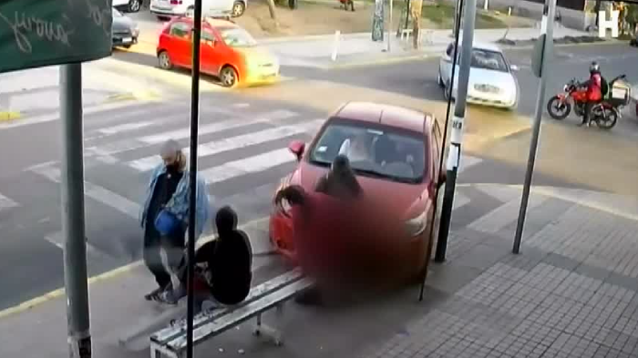 ¡Insólita maniobra! Cámara captó atropello múltiple protagonizado por concejala de La Pintana