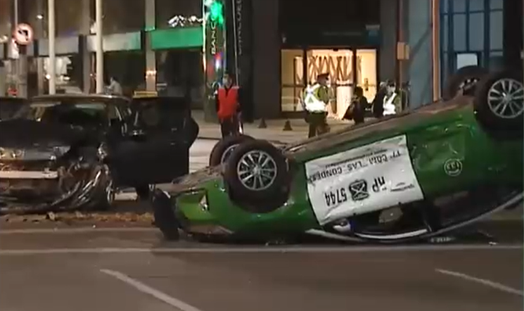 Patrulla de Carabineros volcó tras choque durante operativo en Las Condes