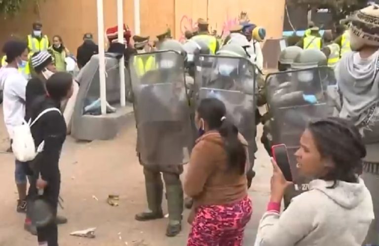 Desalojo en Iquique: Convocan marcha en contra de migrantes y levantan cercas en Plaza Brasil