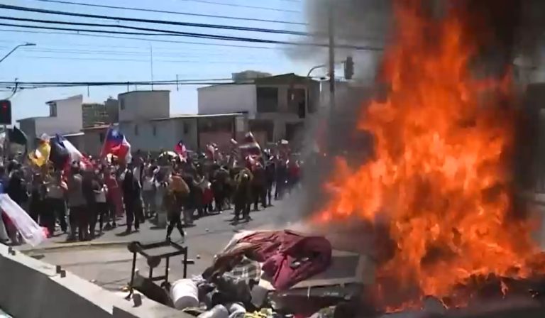 Manifestantes quemaron pertenencias de migrantes tras marcha en Iquique
