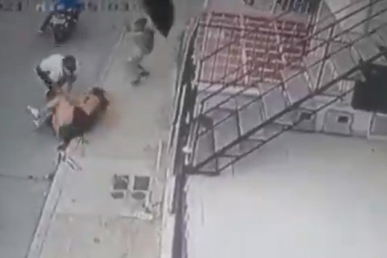 Niño de ocho años rescató a su madre de delincuente usando solo un paraguas