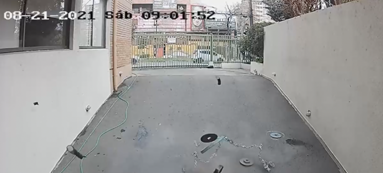 La comunidad está atemorizada: Pesas de acero caen desde el piso 17 y vecino se niega a sacarlas del balcón