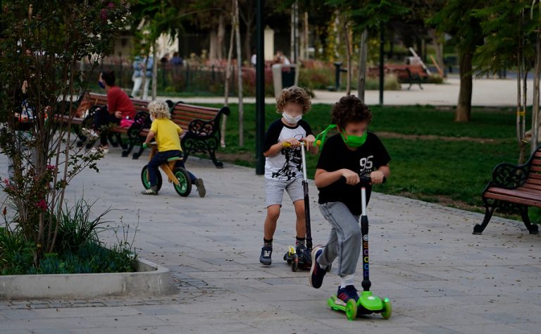 Moderna anunció ensayos de vacunas contra el COVID-19 en niños y adolescentes