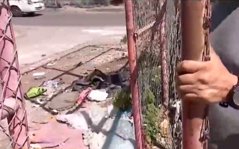 Por mala mantención: Reja de plaza cae y fractura pierna de niño de 10 años