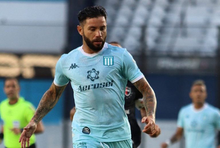 Más problemas para Lasarte: Mena salió lesionado en derrota de Racing y podría haber sufrido un desgarro