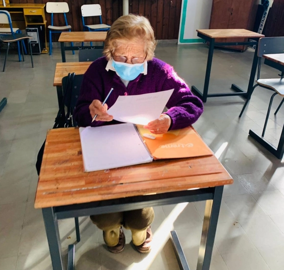 Adulta mayor de 93 años terminó el colegio y su bisnieta fue la profesora