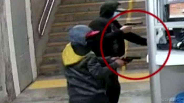 Robaron $20 mil tras violento asalto: Delincuentes intimidaron a cajera de Metro