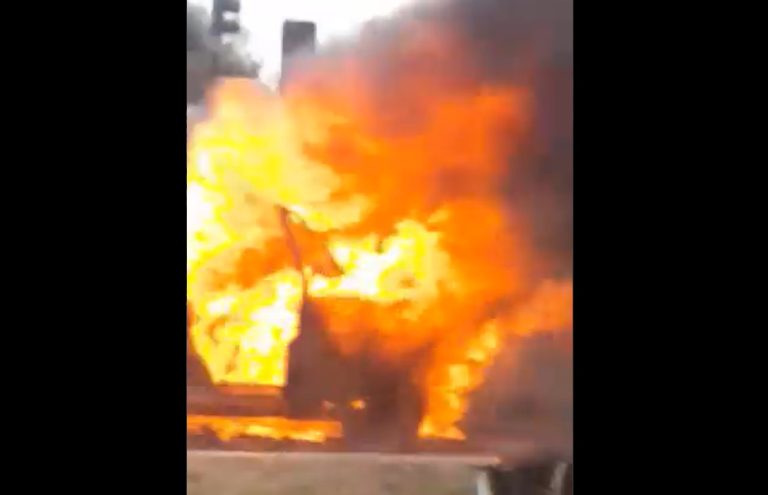 Auto se incendió tras colisionar en Avenida Pajaritos: Se trató de una persecución policial