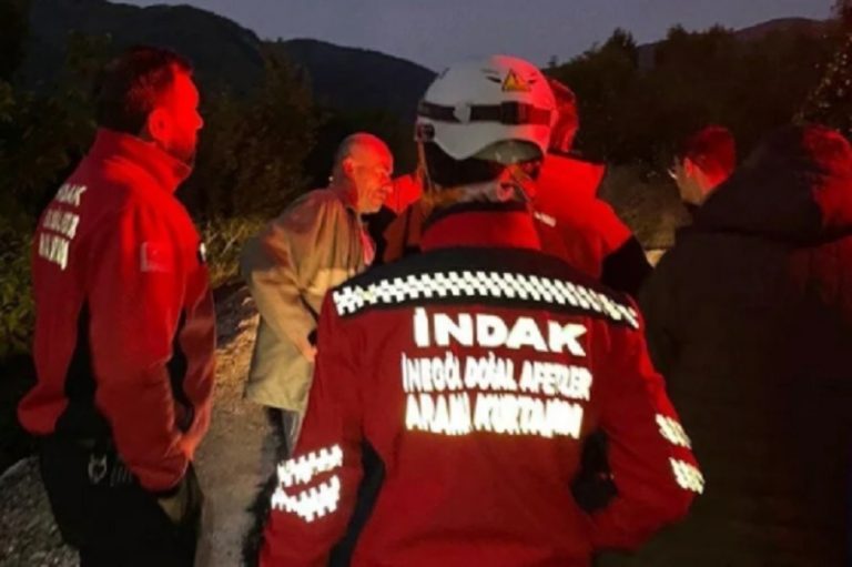 No es broma: Hombre borracho se unió a grupo de búsqueda y descubrió que el desaparecido era él